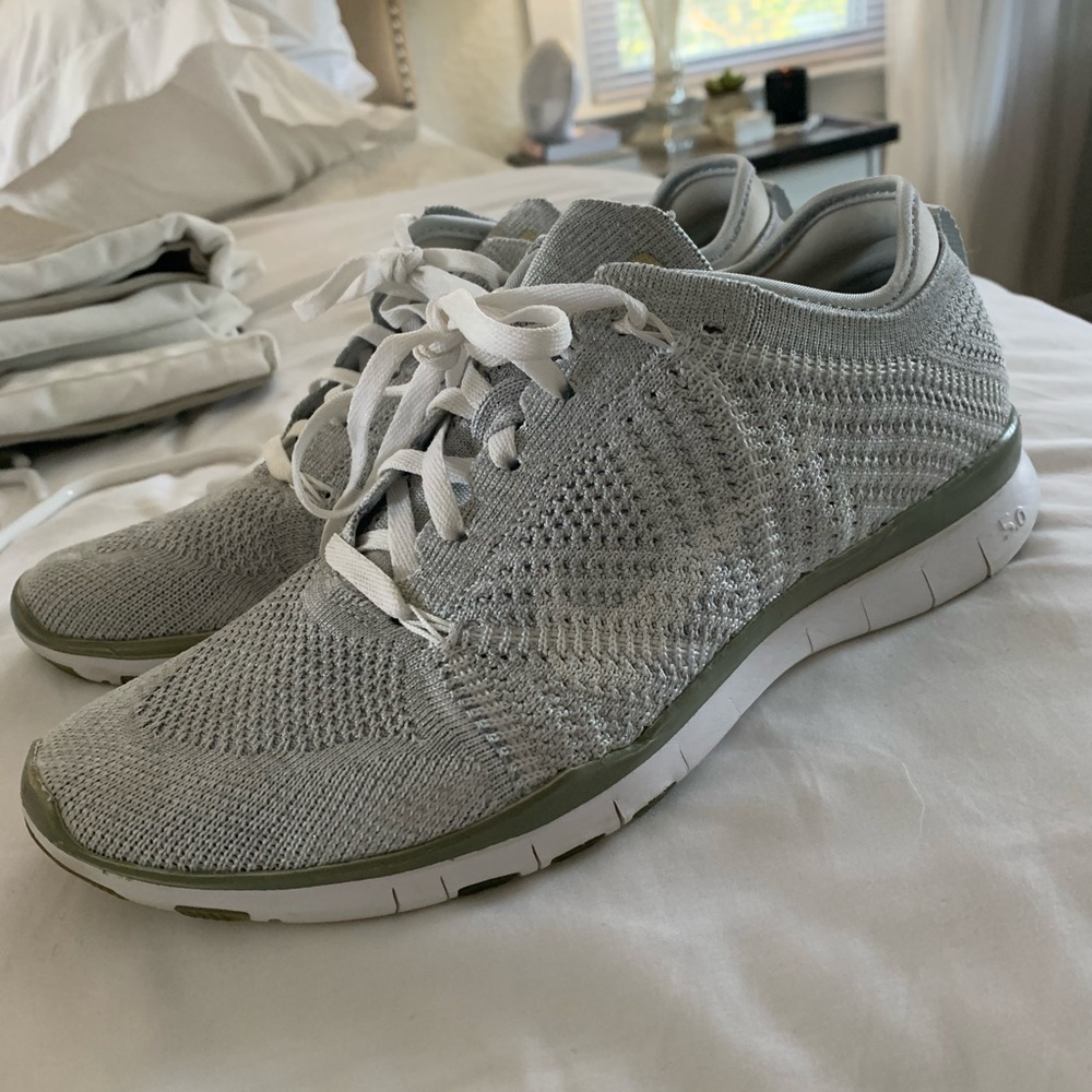 Silver Nike frees 7.5